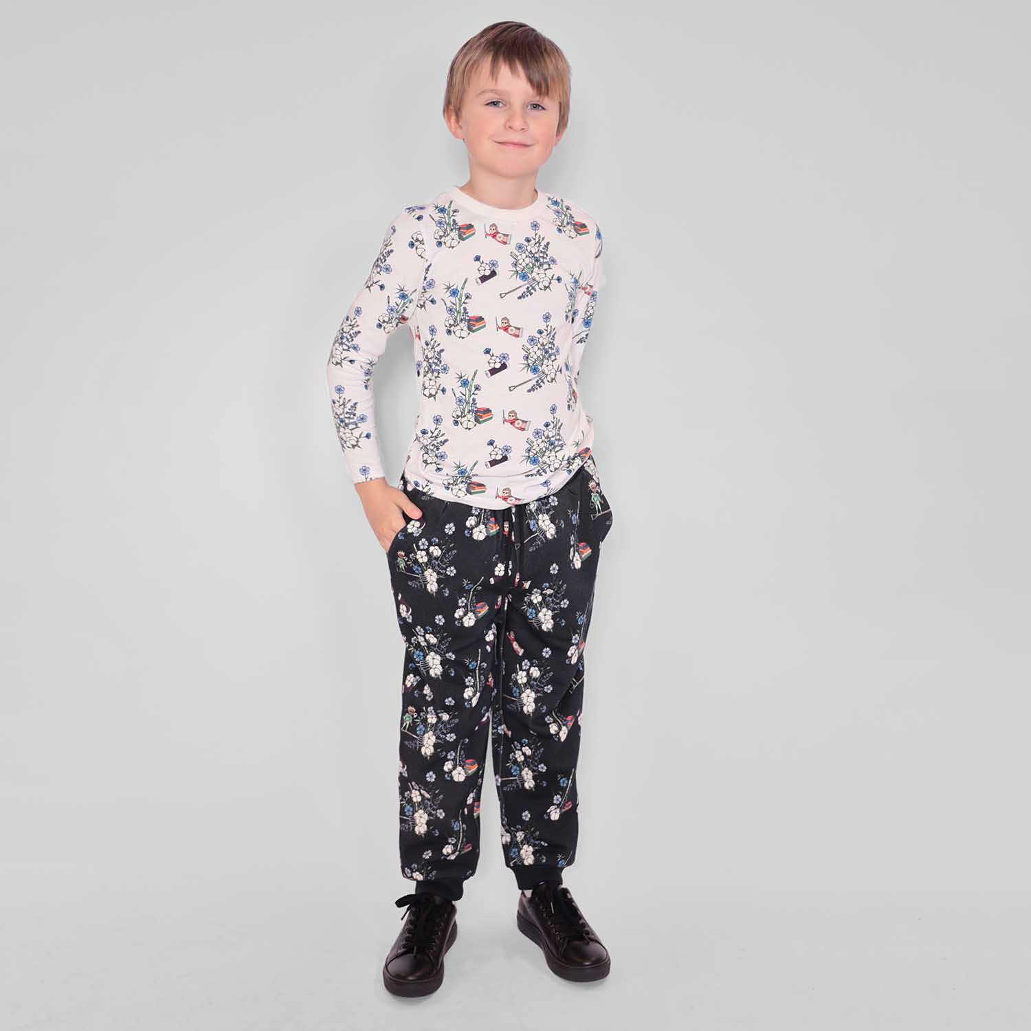 Boys and Girls Sweatpants in Black Print – view 3 – Infantium Victoria