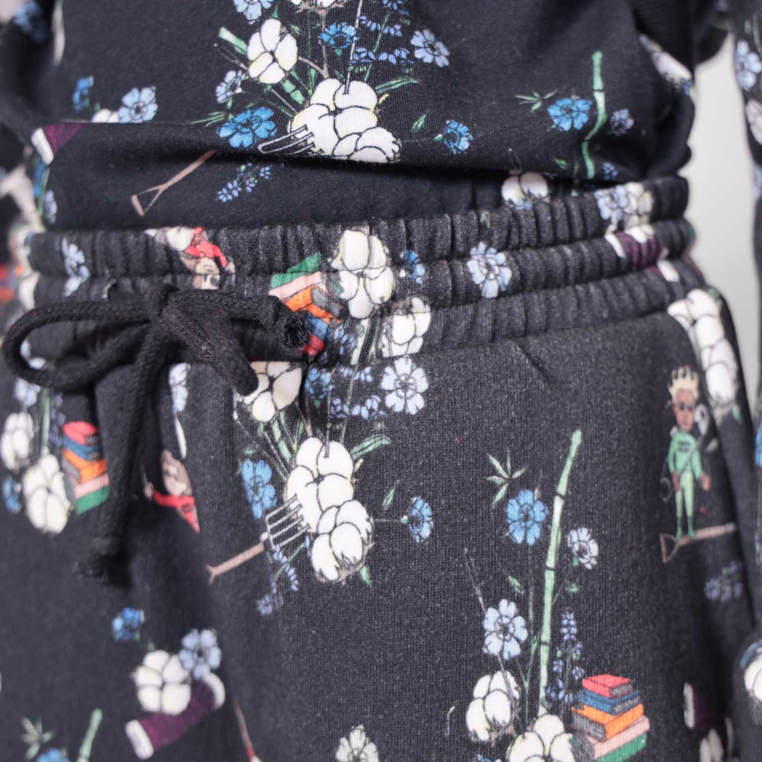 Boys and Girls Sweatpants in Black Print – view 4 – Infantium Victoria
