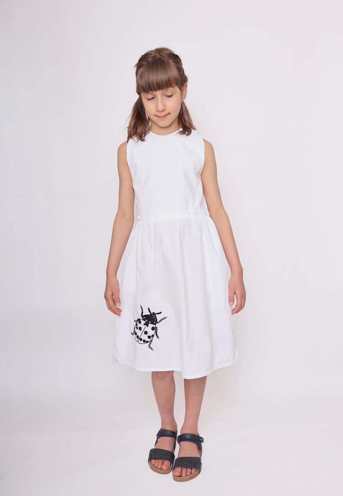 White Dress with Cutout Back and Ladybug Hand Embroidery – view 5 – Infantium Victoria