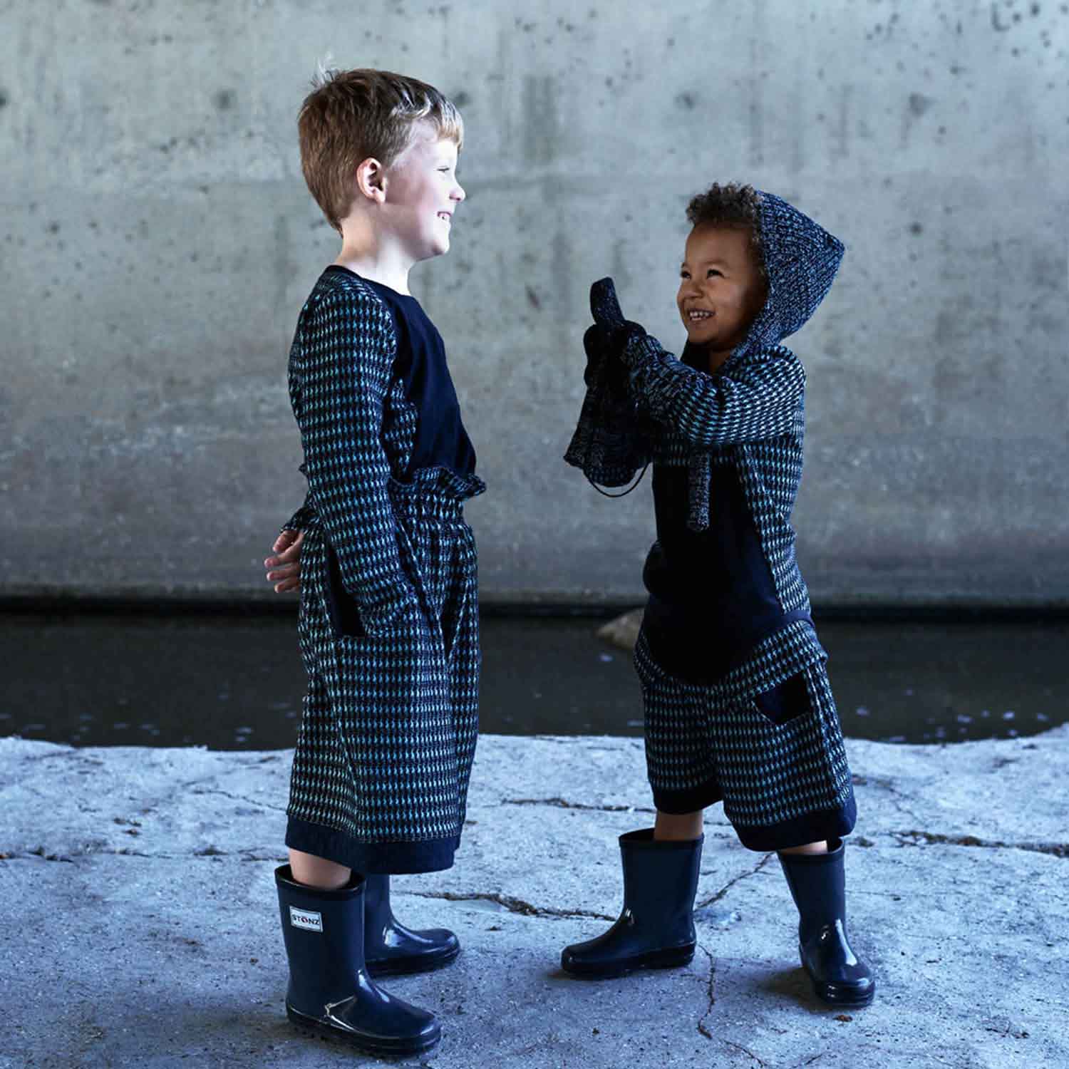 Knitted Black and Blue Gloves – view 2 – Infantium Victoria