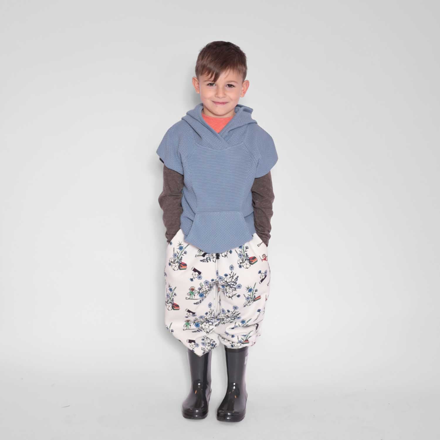 Girl and Boy Shorts in White Print – view 2 – Infantium Victoria
